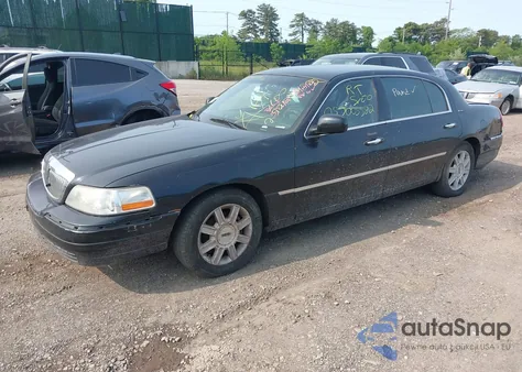 2010 Lincoln Town Car Executive L z USA, uszkodzony, nr VIN 2LNBL8EVXAX627855